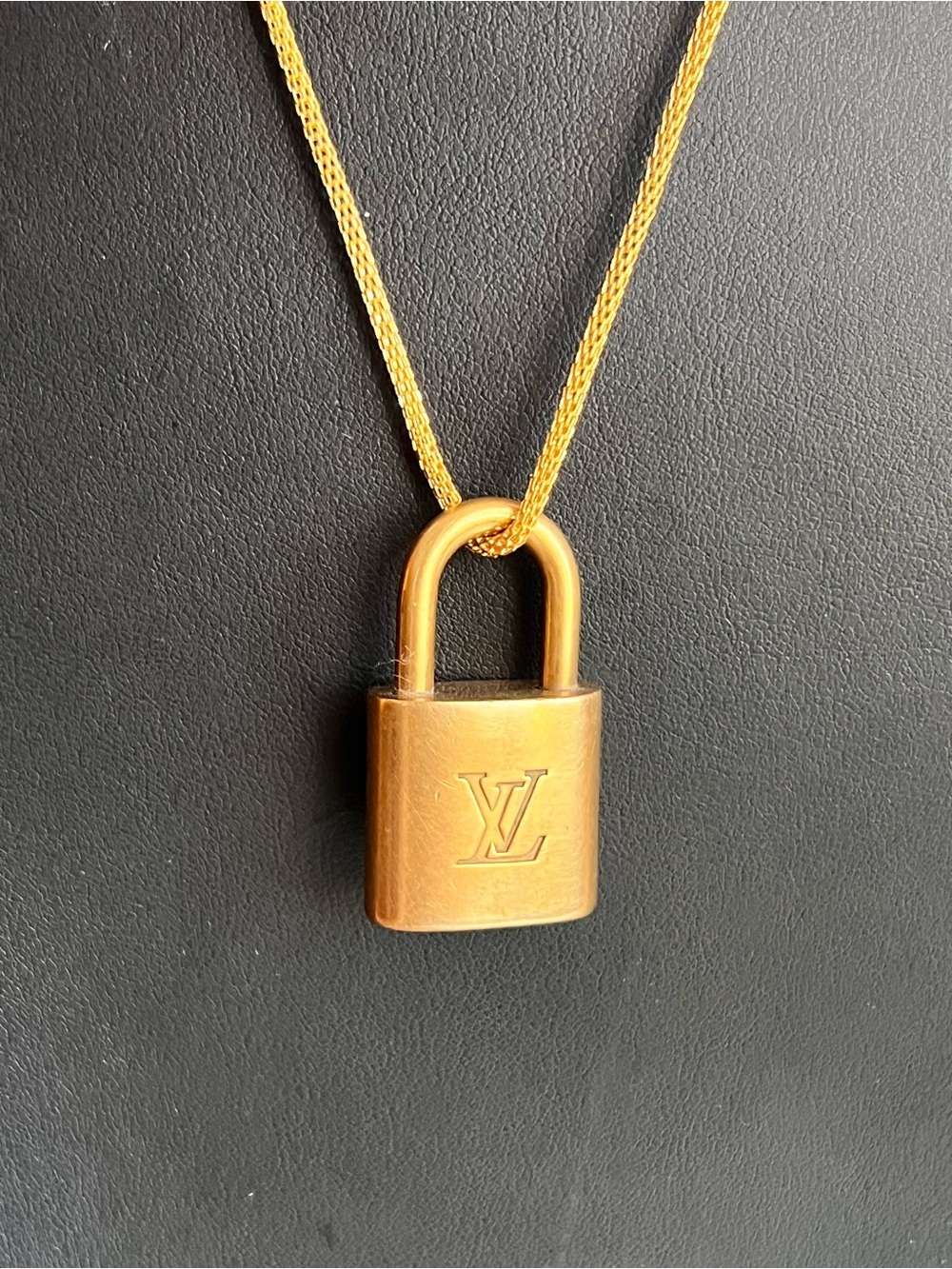 Louis Vuitton Gold Padlock Pendant unbranded Necklace - Gold Chain #326 - Picture 4 of 11